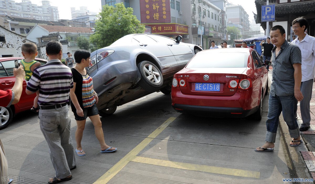 骑摩托不存在任何违法行为，碰到行人怎么处理？
